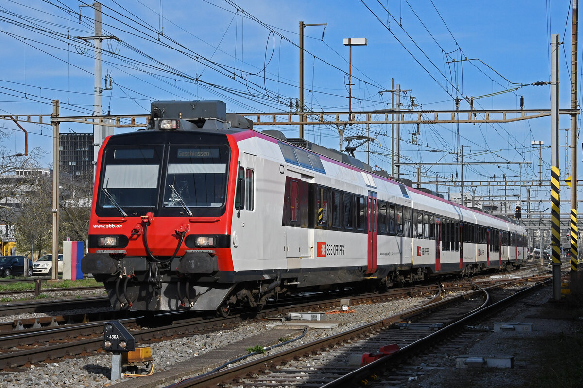 RBDe 560 268-5 durchfährt am 22.03.2023 den Bahnhof Pratteln.