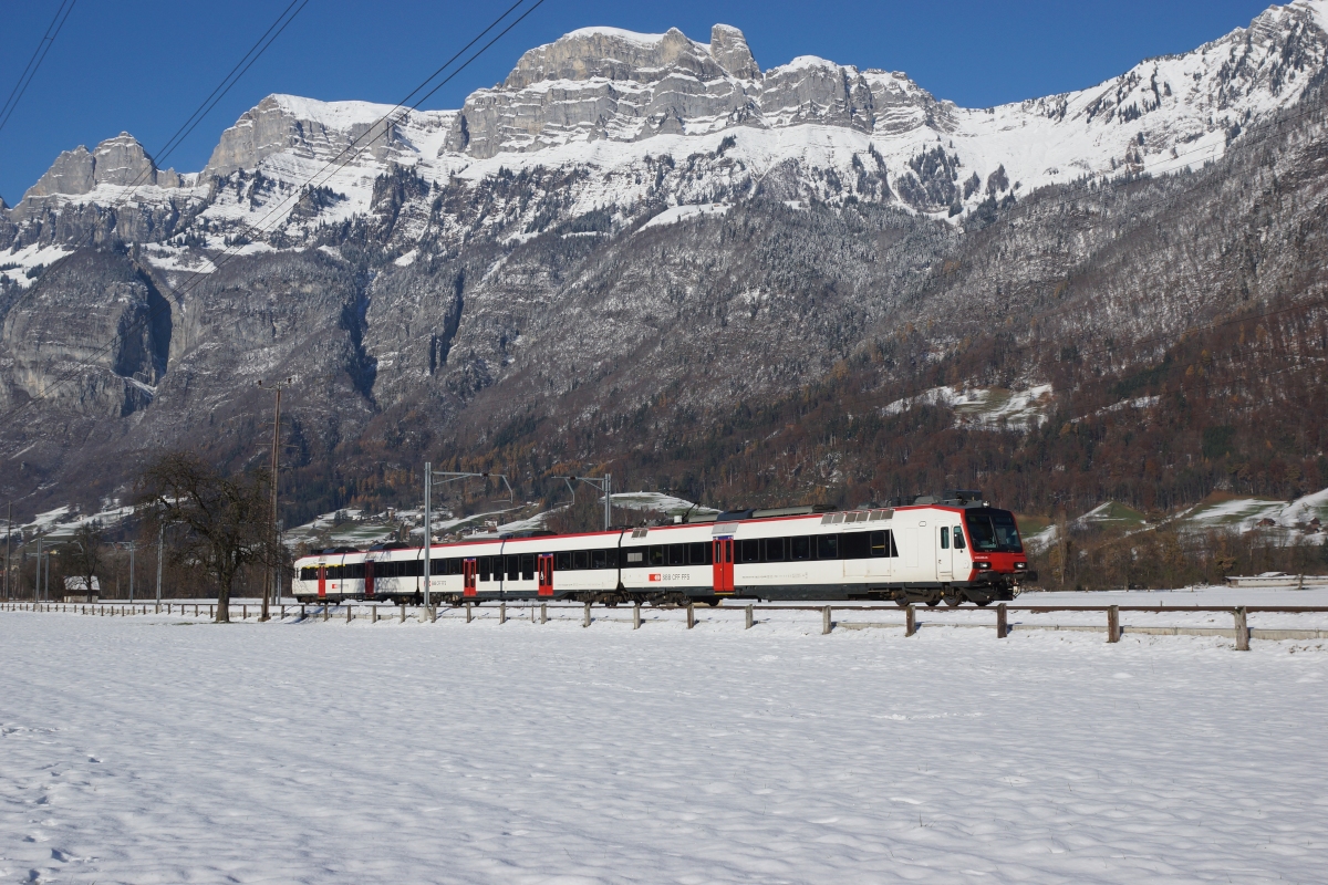 RBDe 560 271-1 fährt am 01.12.2013 von Walenstadt Richtung Flums.