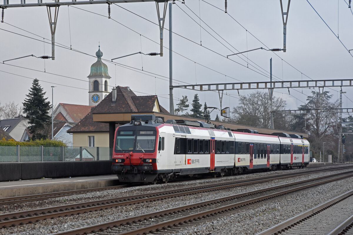 RBDe 560 271-9, auf der S29, wartet beim Bahnhof Rupperswil. Die Aufnahme stammt vom 04.02.2022.
