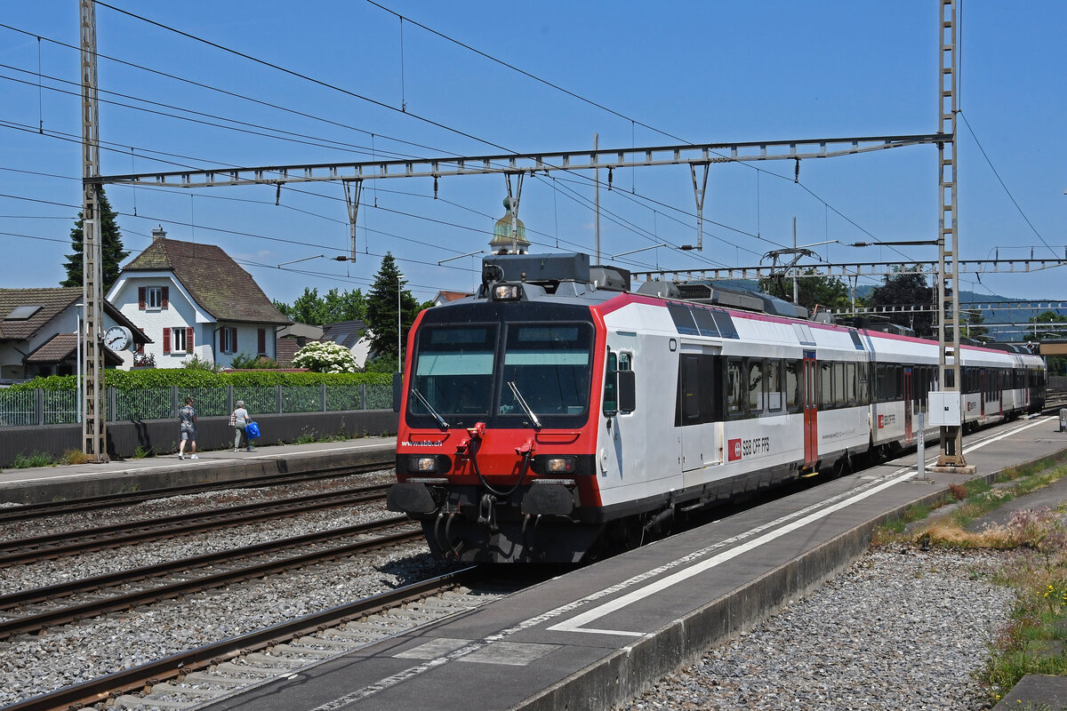 RBDe 560 284-2, auf der S23, verlässt am 30.05.2023 den Bahnhof Rupperswil.