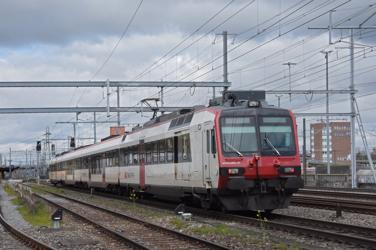 RBDe 560 284-2 durchfährt am 02.04.2024 den Bahnhof Muttenz.
