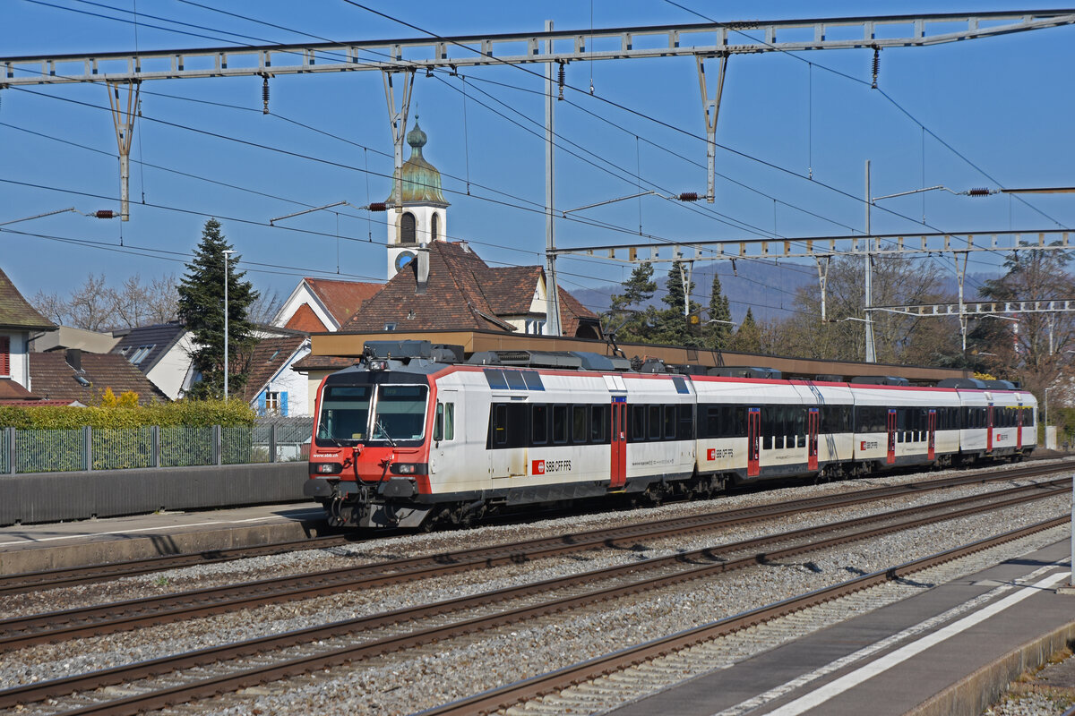 RBDe 560 295-8, auf der S29, wartet beim Bahnhof Rupperswil. Die Aufnahme stammt vom 10.03.2022.