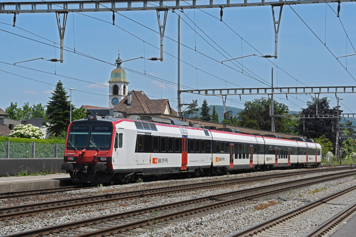 RBDe 560 301-4. auf der S29, wartet am 30.05.2023 beim Bahnhof Rupperswil.
