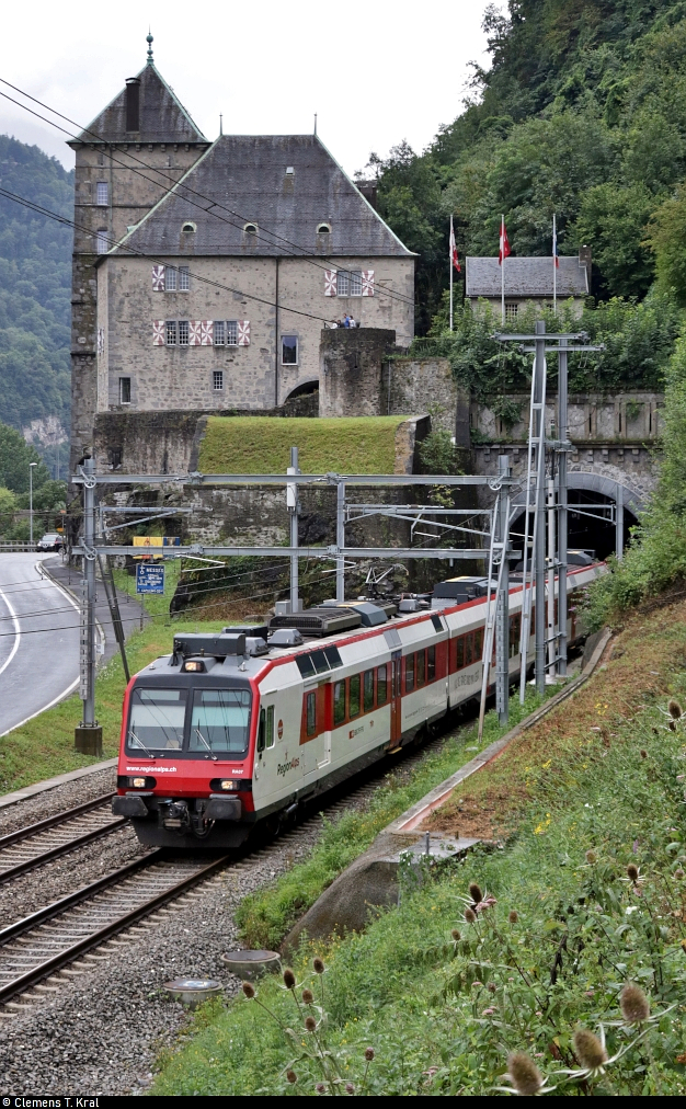 RBDe 560 407-9 (RA07 | DO RA 94 85 7 560 407-9 CH-RA) verlässt am Schloss Saint-Maurice (CH) den 490 Meter langen gleichnamigen Tunnel.

🧰 RegionAlps SA (SBB)
🚝 R 6216 Brig (CH)–Monthey (CH)
🚩 Bahnstrecke Vallorbe–Domodossola (Simplonstrecke | 100/200)
🕓 4.8.2020 | 13:05 Uhr