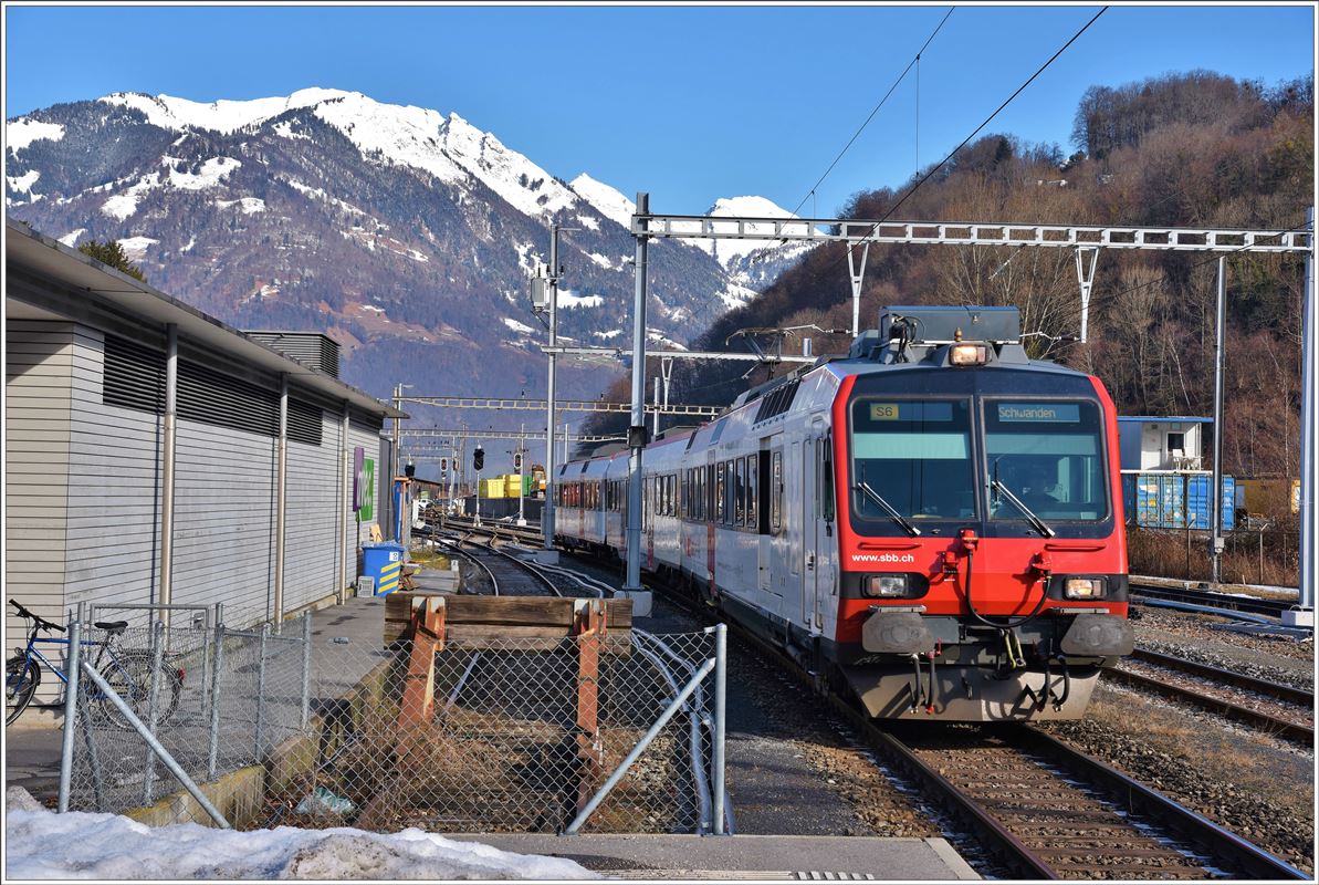 RBDe 560 (Domino) als S6 von Rapperswil nach Schwanden in Näfels-Mollis. (11.02.2017)