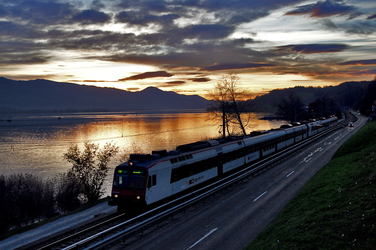 RBDe 560 Domino fährt in der Abenddämmerung als S6 nach Schwanden am Zürichsee entlang.Bild Schmerikon den 17.11.2015