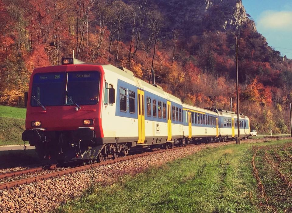RBDe 560 der OeBB als Regio nach Balsthal, am 1.11.15 kurz vor Klus.