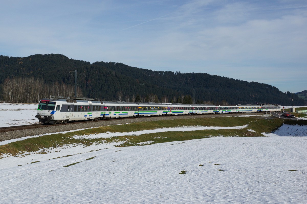 RBDe 561 081-1 befindet sich am 09.11.2014 mit dem VAE 2412 oberhalb von Biberbrugg.