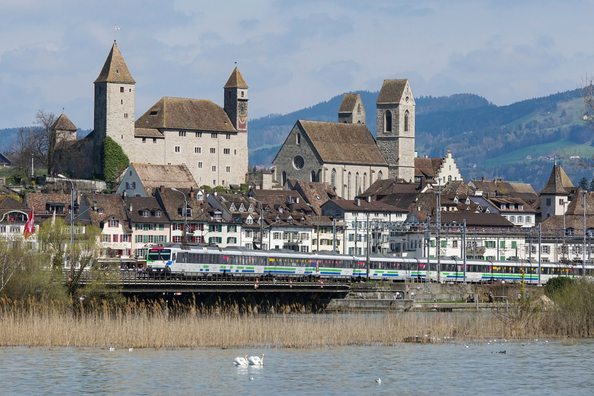 RBDe 561 082-9 verlässt am 10.04.2016 Rapperswil auf dem Weg Richtung Luzern.