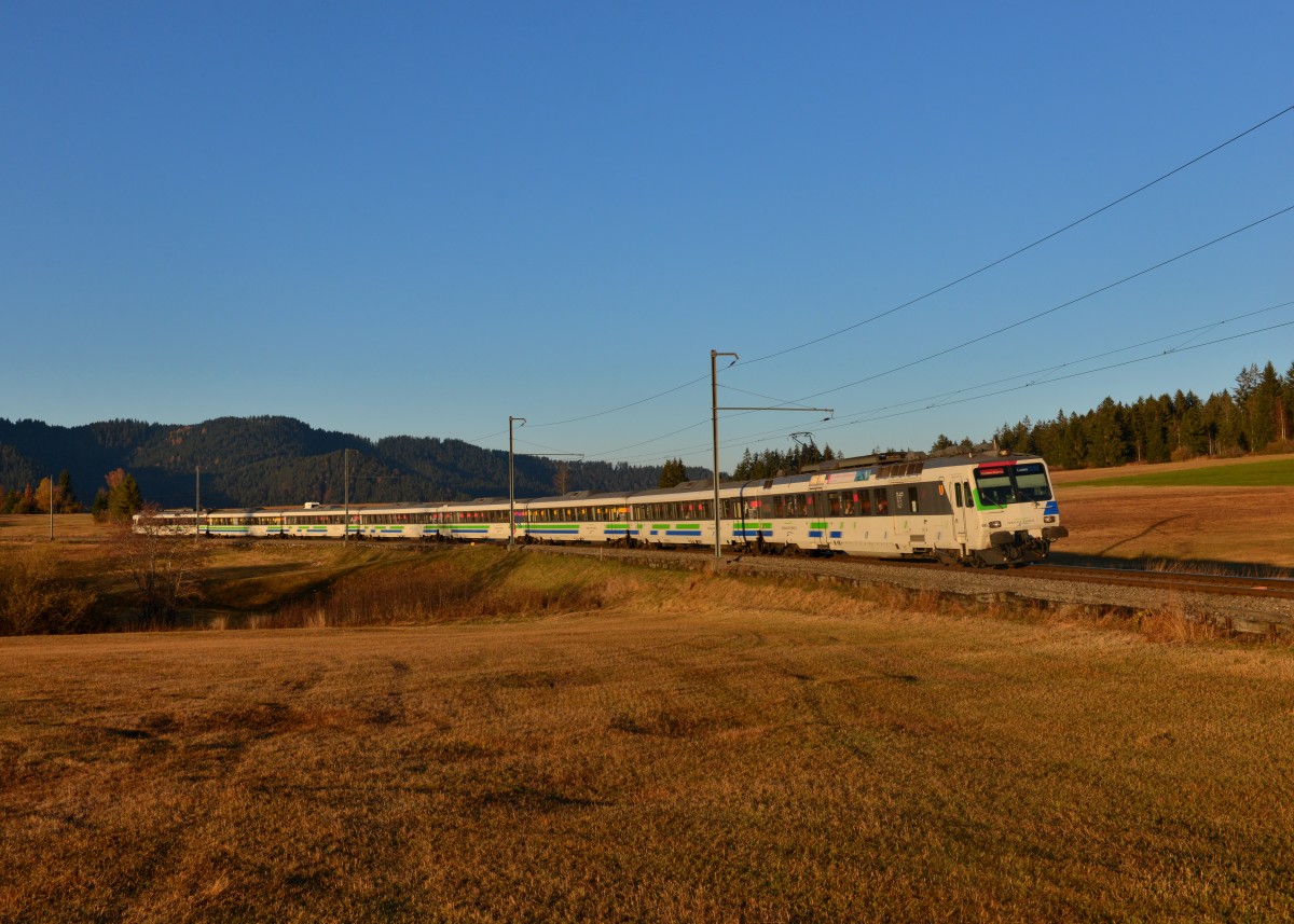 RBDe 561 083 als VAE nach Luzern am 05.11.2015 bei Altmatt. 
