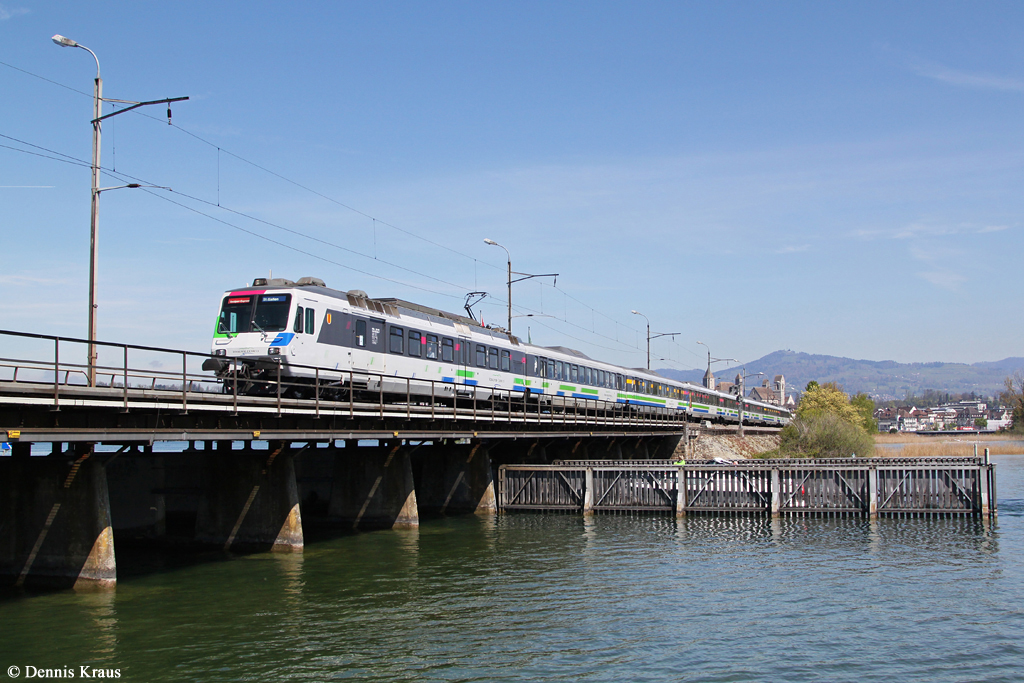 RBDe 561 083 überquert am 20.04.2014 den Zürichsee zwischen Pfäffikon und Rapperswil.