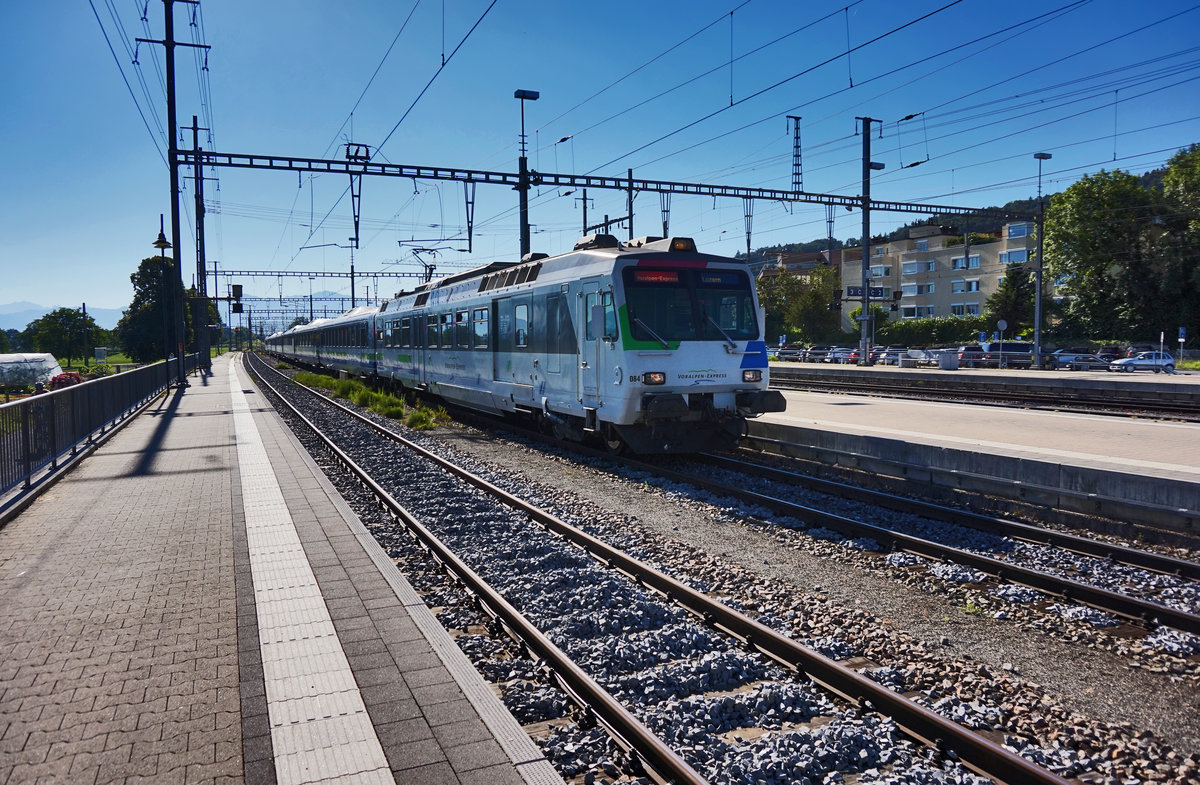 RBDe 561 084 fährt als VAE 2566 (St. Gallen - Rapperswil - Luzern), in den Bahnhof Pfäffikon SZ ein.
Aufgenommen am 19.7.2016.