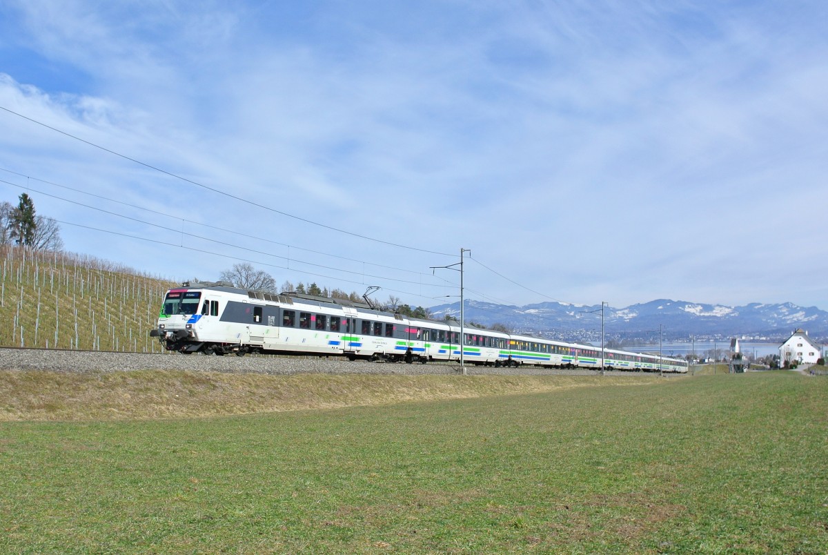 RBDe 561 Doppel Pendel als VAE IR 2575 zwischen Wilen bei Wollerau und Freienbach SOB. Auch in diesem Pendle ist noch ein alter EWI eingereiht, 07.03.2015.