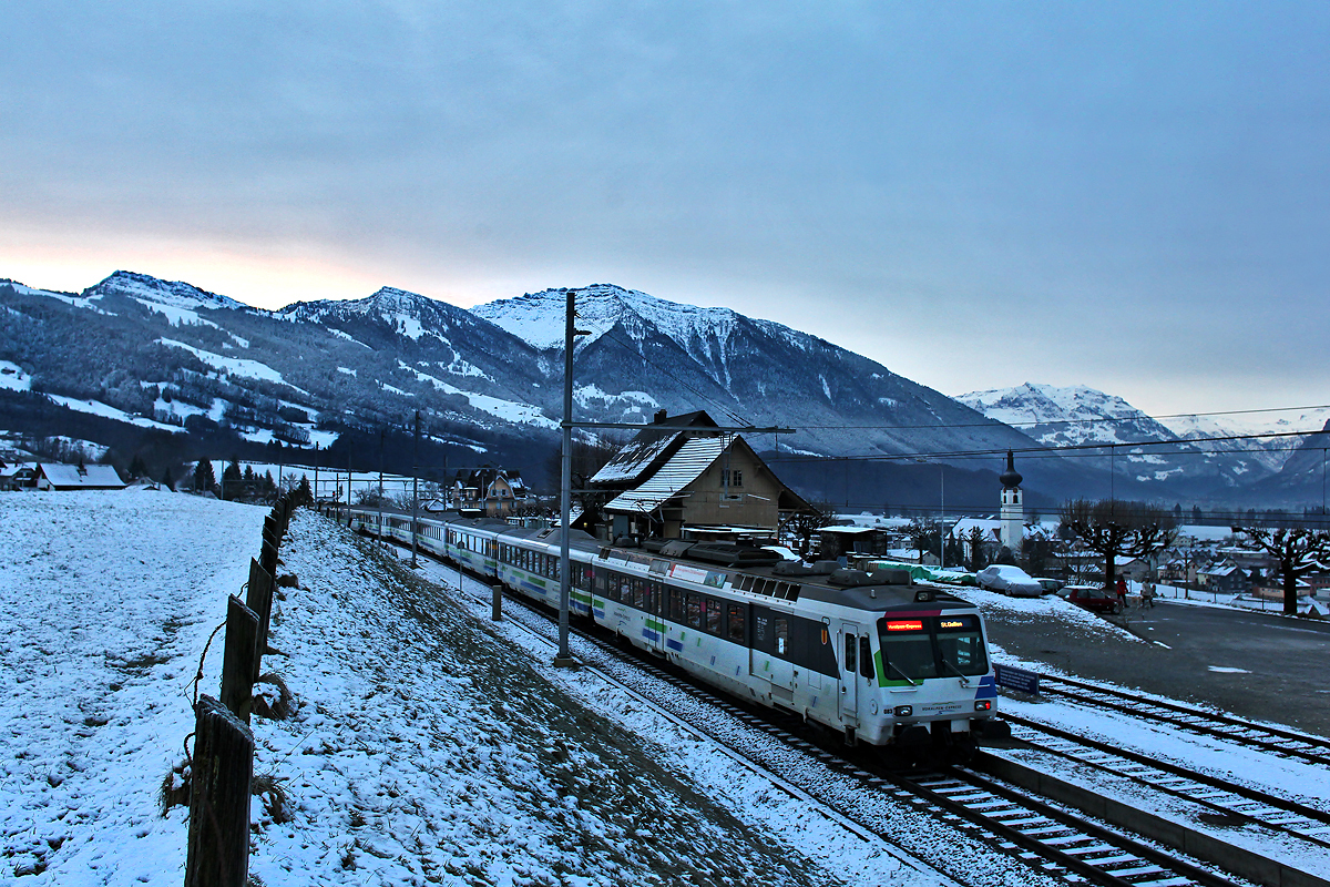 RBDe 561 der SOB durchfährt am frühen Morgen den Bahnhof Kaltbrunn.Bild vom 19.1.2015