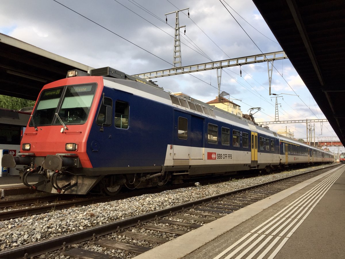 RBDe 562 als TGV-Zubringer nach Frasne am 23.9.16 im Bhf Neuchatel.