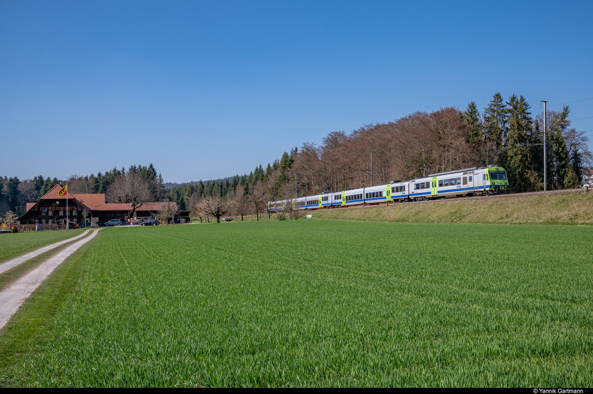 RBDe 565 725 unterwegs als S2 unterwegs nach Langnau i.E. Hier zwischen Gümligen und Worb SBB zu sehen. Sehr zu Freude des Fotografen kam ein Luftstoss und lies die Berner Fahne am Bauernhof wehen. Aufgenommen am 04.04.2020