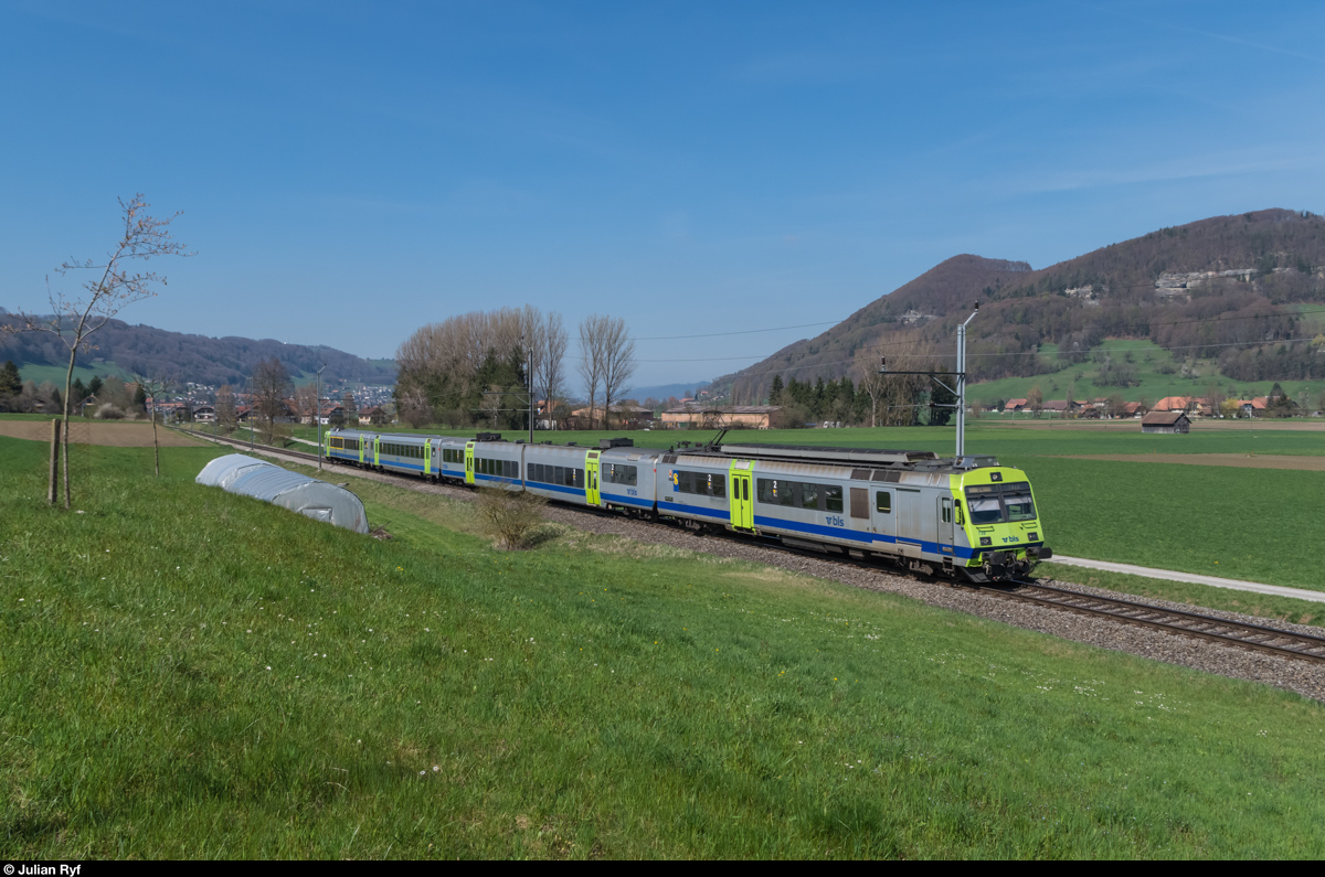 RBDe 565 732 ist am 10. April 2016 bei Kaufdorf auf der S4 Richtung Thun unterwegs.