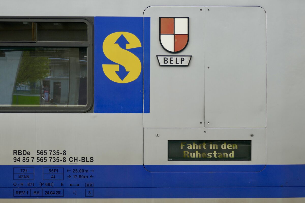 RBDe 565 735  Belp  mit der Speziellen Anschrift auf der Zugzielanzeige am 15.4.24 beim Bahnhof Uetendorf.