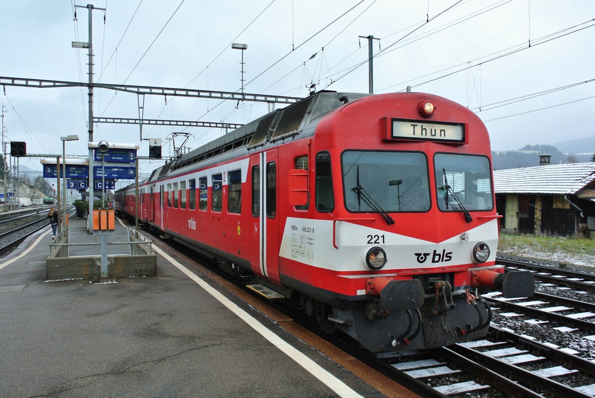 RBDe 566 221-8, B 50 38 29-34 555-5 und ABt 50 38 38-33 921-9 als Regio 6028 in Konolfingen, 09.12.2014.
