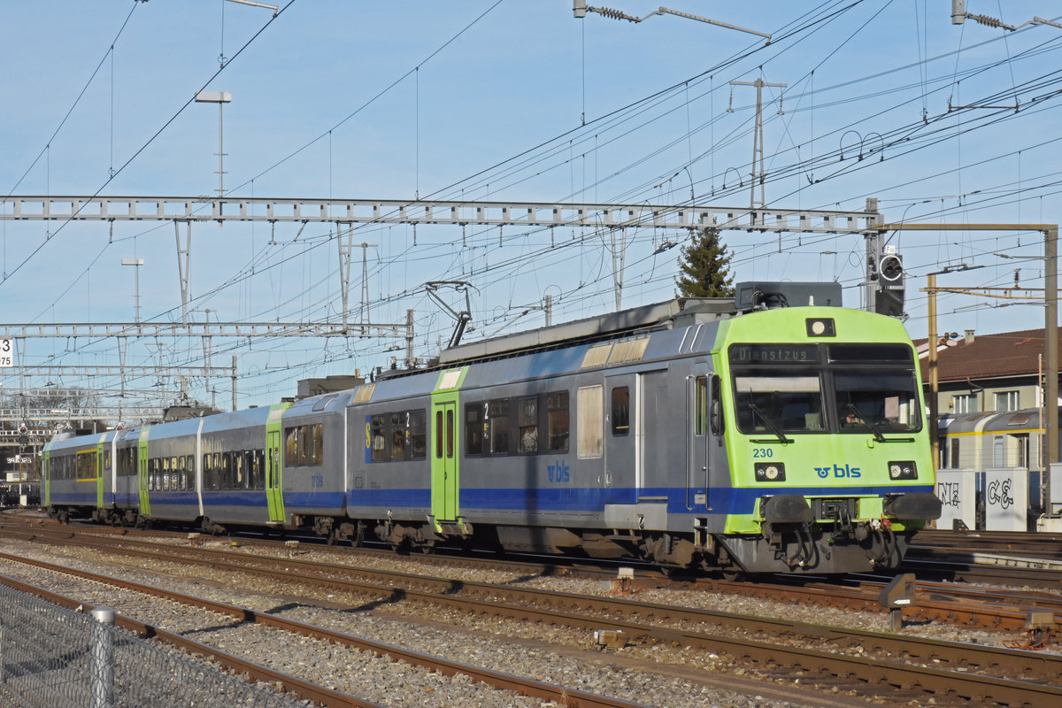 RBDe 566 230-9 fährt als Dienstzug beim Bahnhof Burgdorf ein. Die Aufnahme stammt vom 24.02.2020.