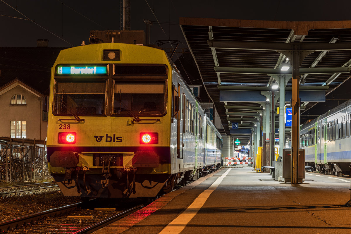 RBDe 566 238 + AB 50 85 39-35 423-5 + ABt 938 am ex RM Bahnsteig in Thun. Speziell an dieser Komposition ist der im ehemaligen Golden Pass RBDe eingereihten Einheitswagen 1 AB, welcher nun deklassiert wurde.