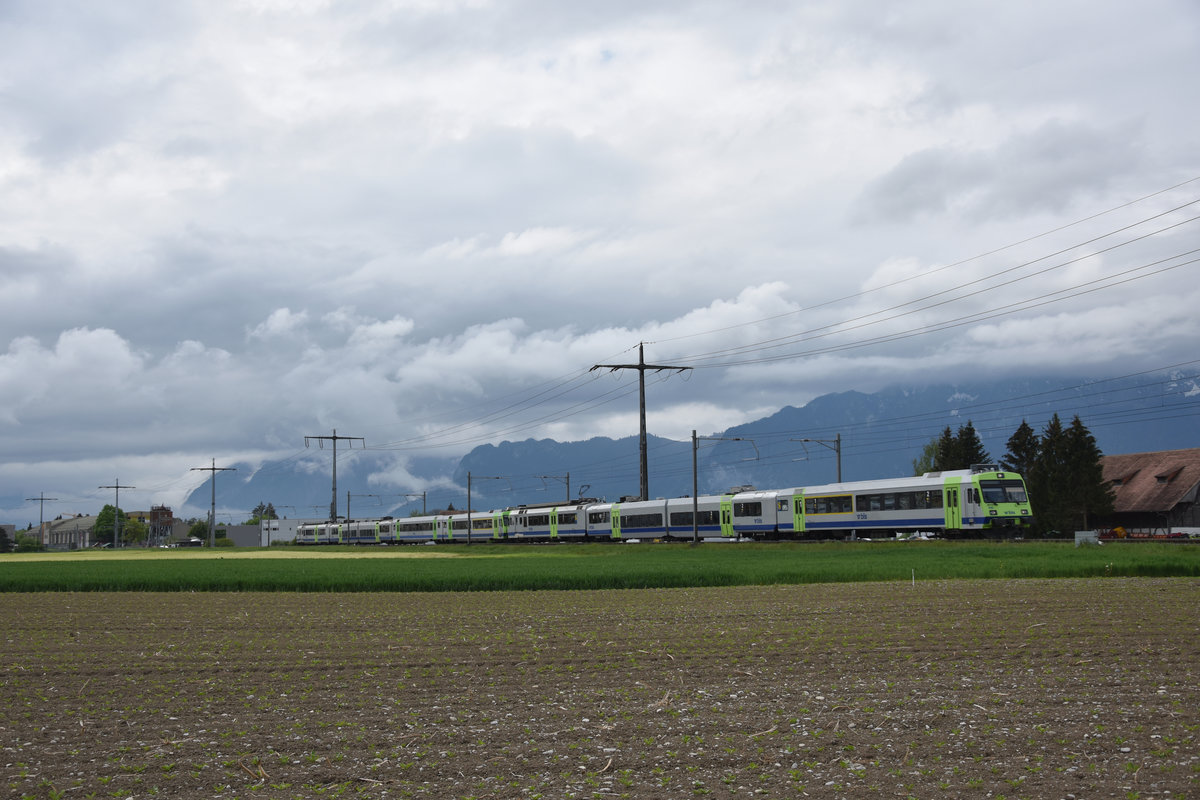 RBDe 566 240 und RBDe 565 723 in Doppeltraktion als Cup Final 2019 Extrazug von Thun nach Ostermundigen unterwegs. Eine Doppeltraktion dieser Fahrzeuge ist im Jahre 2019 sehr selten.
