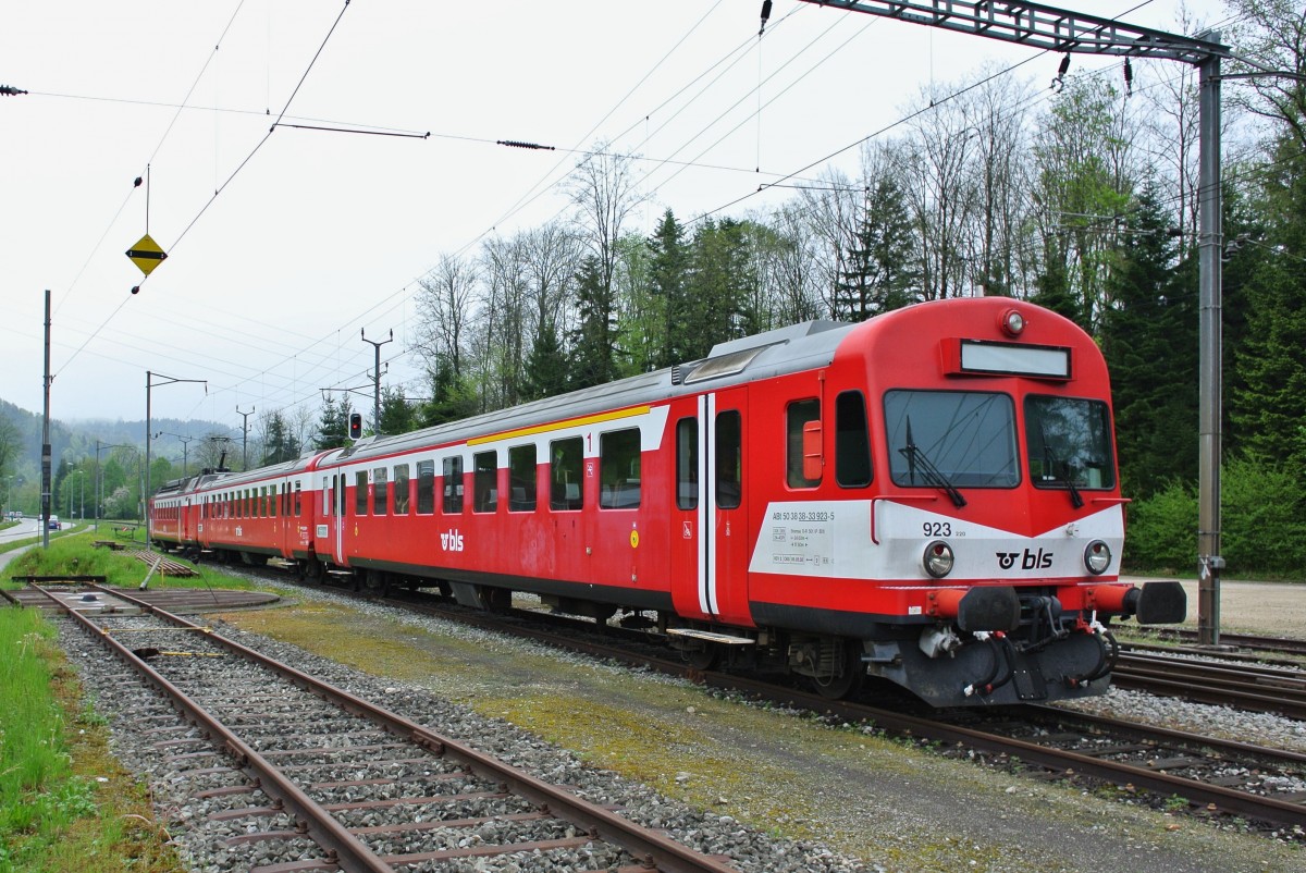 RBDe 566 I Pendel abgestellt in Ramsei; ABt 50 38 38-33 923-5, B 50 38 29-34 558-9 und RBDe 566 220-0, 03.05.2014. 