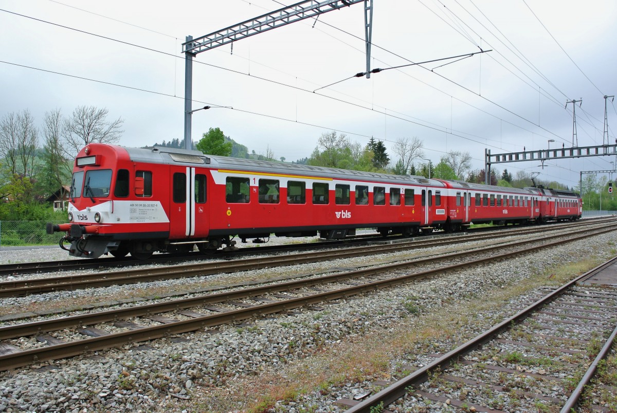 RBDe 566 I Pendel abgestellt in Hasle-Regsau; ABt 50 38 38-33 927-6, B 50 38 29-34 508-4 und RBDe 566 226-7, 03.05.2014. 

