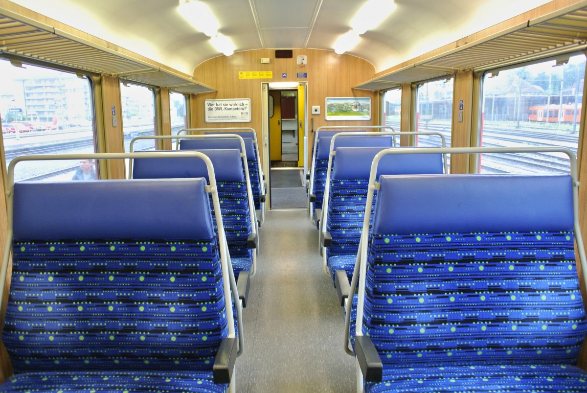 RBDe 566 I Pendel Innen: In der anderen Wagenhlfte des B 50 38 29-34 506-8 wurden bereits die neuen Sitzbezge bezogen. Wobei auch diese nicht mehr lange im Einsatz stehen, da die RBDe 566 I Pendel fortlaufend ausrangiert werden, 08.08.2013.

