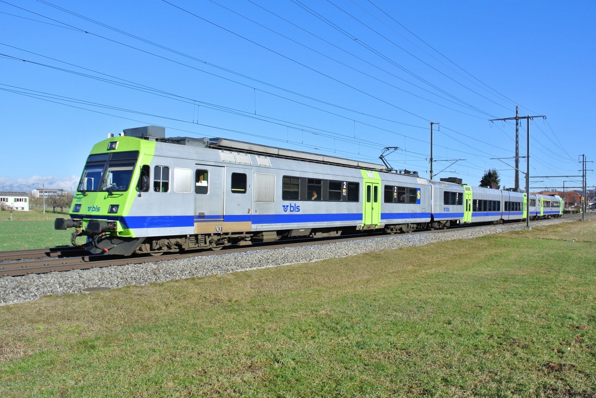 RBDe 566 II Pendel mit dem 566 236-6 als S4 15438 bei Ausfahrt in Lyssach, 28.01.2014.