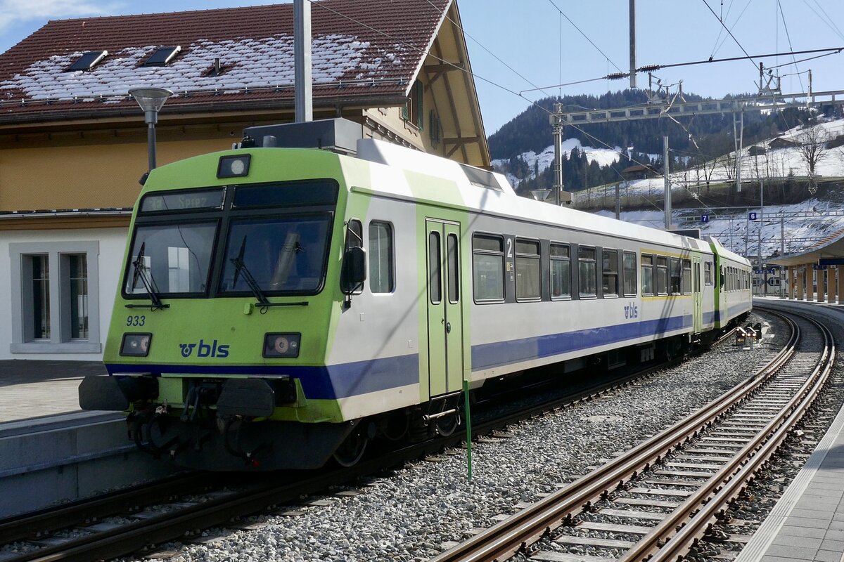 RBDe 566 Pendel mit ABt 933 am 19.2.23 nach der Ankunft im Bahnhof Zweisimmen.