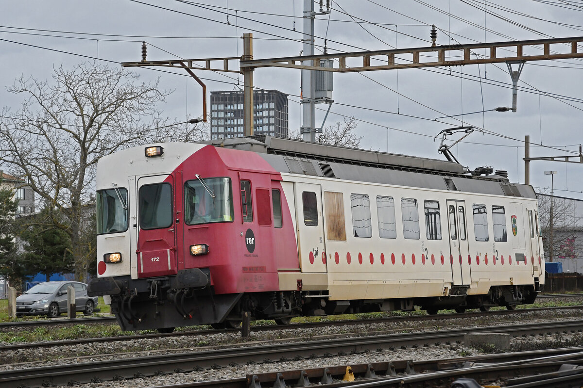 RBDe 567 172-2 der tpf durchfährt am 22.12.2022 den Bahnhof Pratteln.