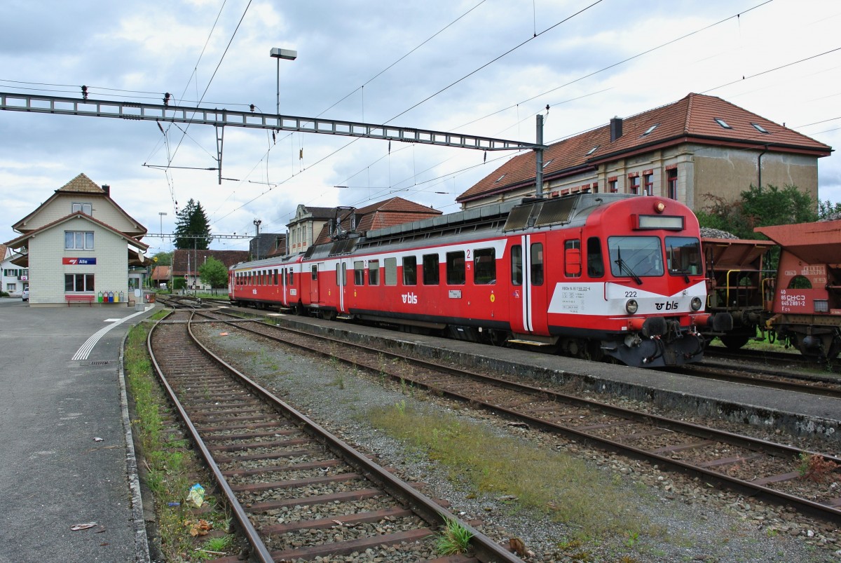 RBDe 94 85 7 566 222-6 und Bt (ex. ABt) 50 85 80-35 922-4 als Regio 26439 in Alle, 14.08.2014.

