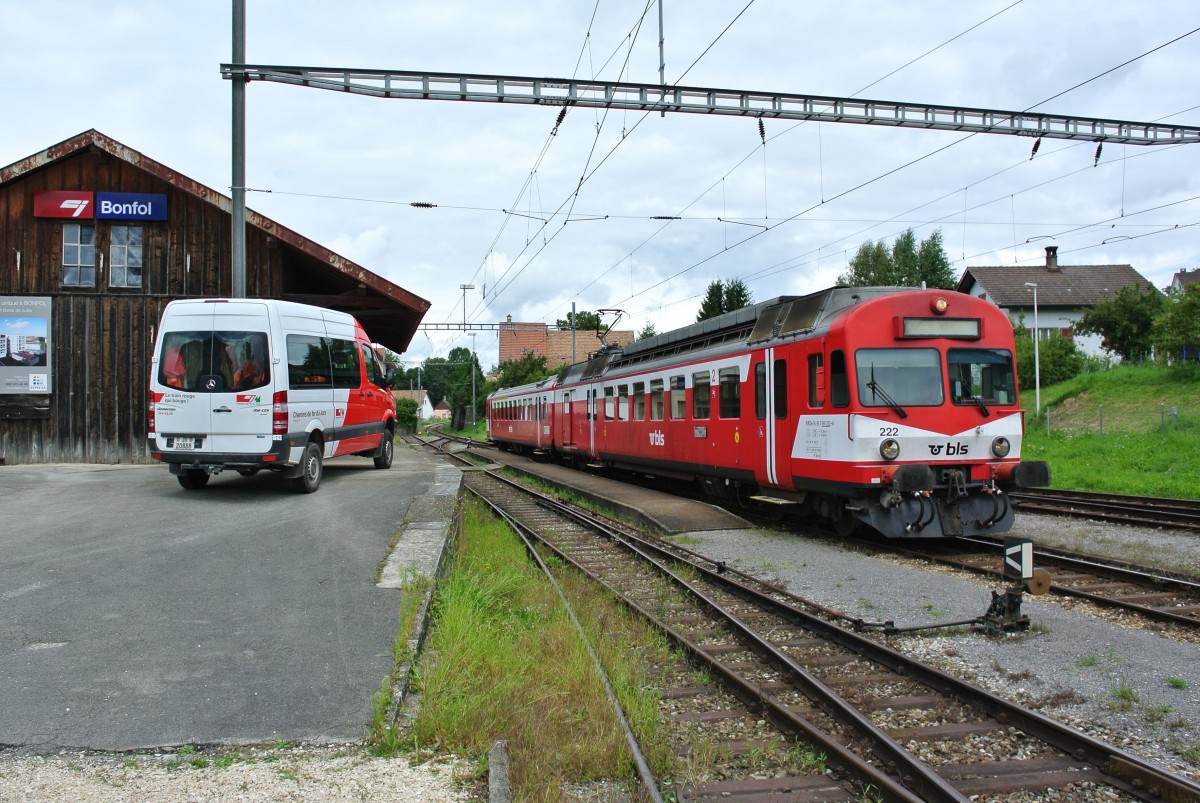 RBDe 94 85 7 566 222-6 und Bt (ex. ABt) 50 85 80-35 922-4 als Regio 26445 im Endbahnhof Bonfol, 14.08.2014. 

