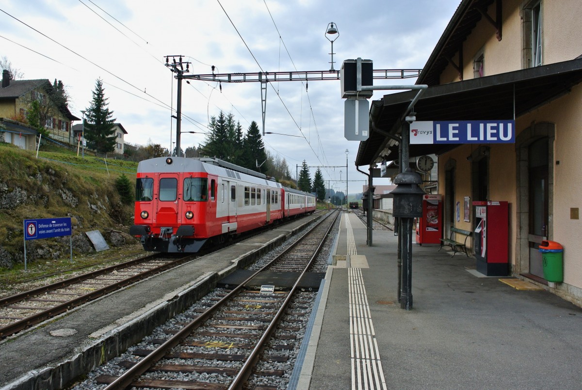 RBDe (94 85 7) 567 174-8, B EWI 50 85 20-35 475-6 und ABt 50 85 39-33 202-6 warten in Le Lieu den Kreuzungszug ab, 25.11.2014.