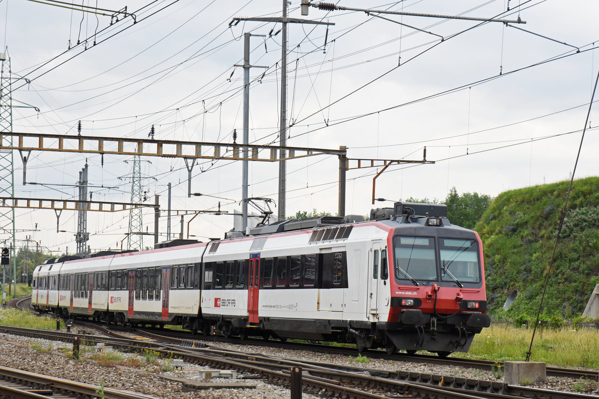 RBDe Domino 560 299-0 durchfährt den Bahnhof Pratteln. Die Aufnahme stammt vom 13.06.2018.