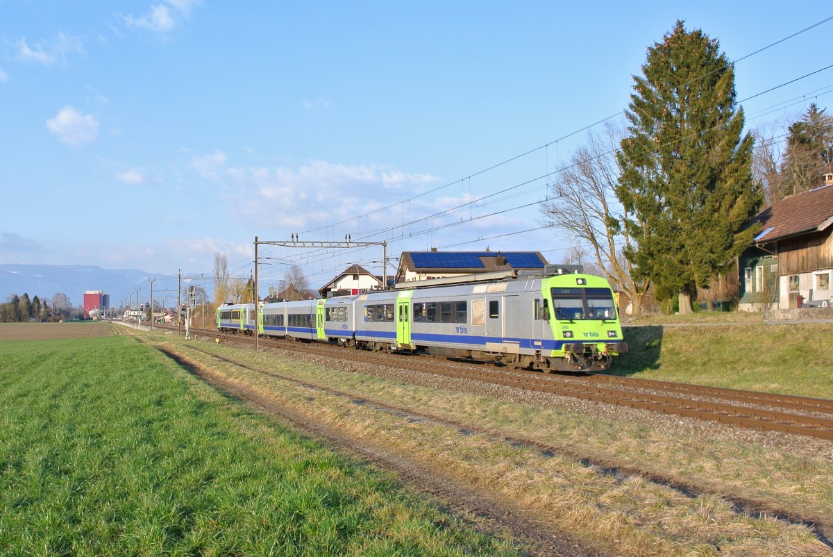 RBDe II 566 240-8 als Regio 6582 Bren an der Aare - Lyss am Abend des 10.03.2016 bei Busswil. 