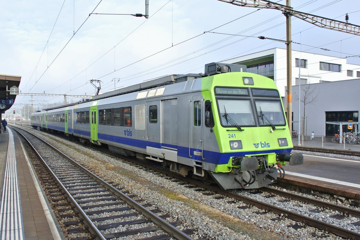 RBDe II 566 241-6 mit B Lego und ABt 50 85 80-35 941-6 in Lyss. Seit Fahrplanwechsel pendelt neu zwischen Lyss und Büren an der Aare ein RBDe 566 II Pendel, 18.12.2013.