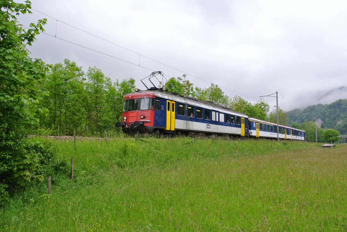 RBe 205 mit seinem Pendel als Regio kurz vor Oensingen, 15.05.2014.