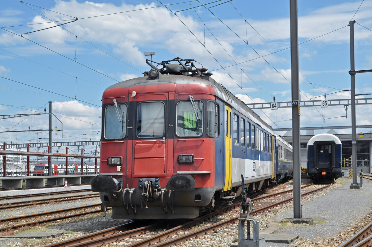 RBe 205 der OeBB, ex 540 019-7 der SBB, steht auf einem Nebengleis hinter dem Bahnhof SBB. Die Aufnahme stammt vom 25.06.2017.