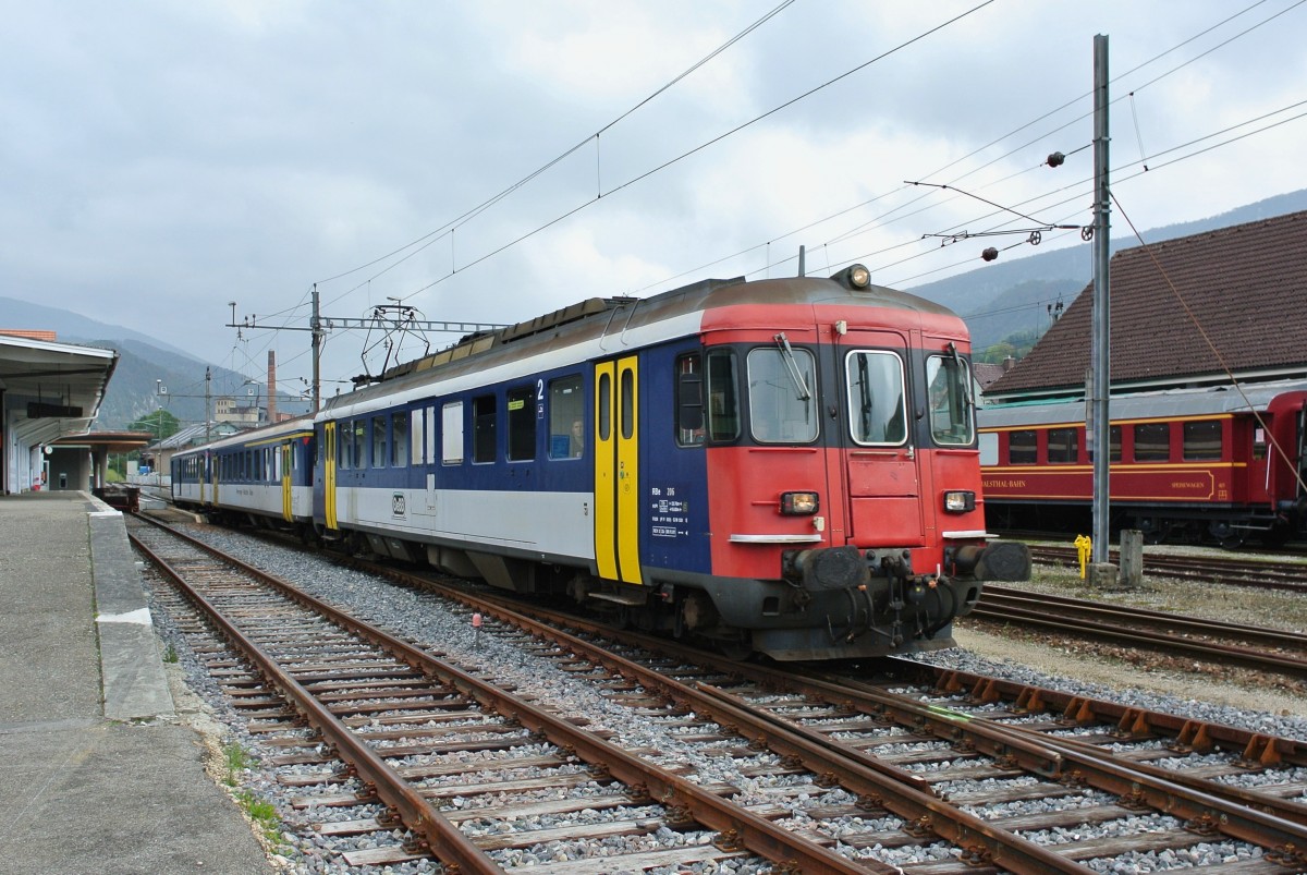 RBe 206 mit seinem EWI/II Pendel bei Ausfahrt als Regio in Balsthal, 03.10.2014.