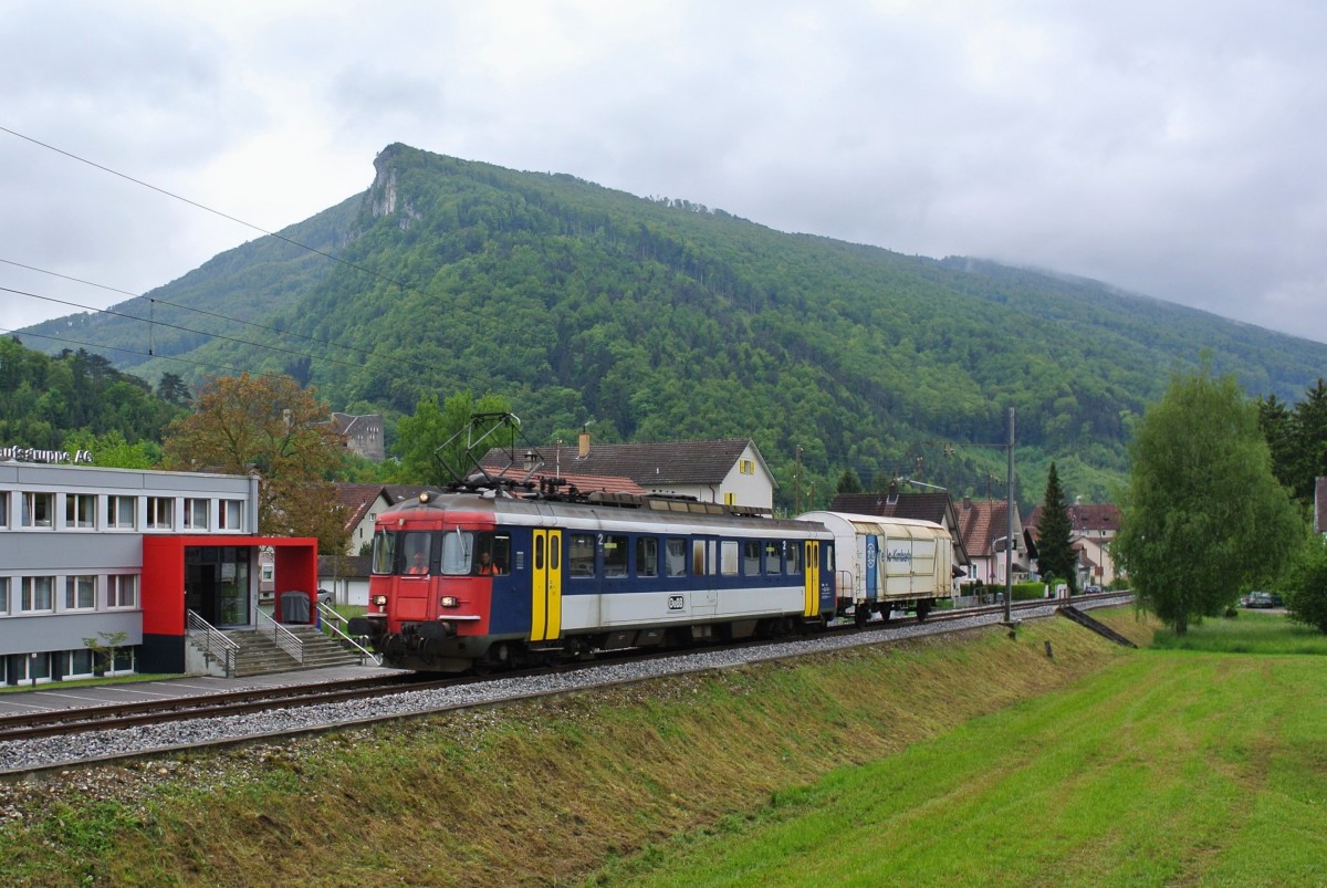 RBe 206 mit seinem Gterzug bei Einfahrt in Balsthal, 15.05.2014.