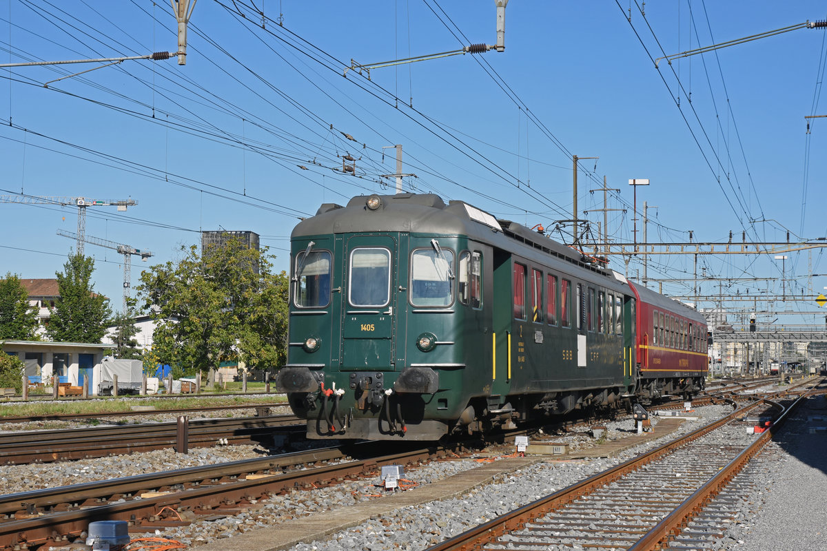 RBe 4/4 1405 aus dem Jahre 1959 zusammen mit dem Mitroba Speisewagen 51 85 88-70 105-3 durchfährt den Bahnhof Pratteln. Die Aufnahme stammt vom 12.09.2019.