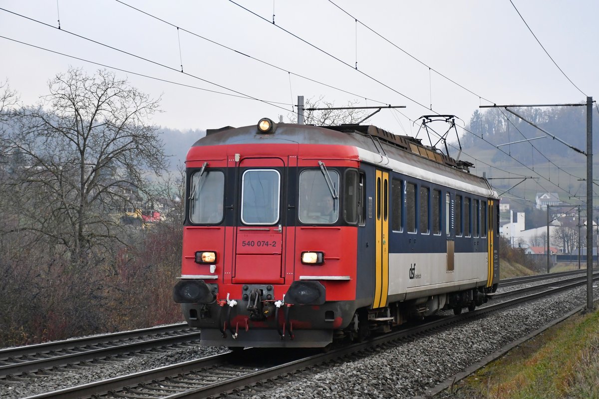 RBe 4/4 540 074-2 des dsf Koblenz ist am Nachmittag des 27.11.2020 unterwegs bei Zeihen AG in Richtung Basel.