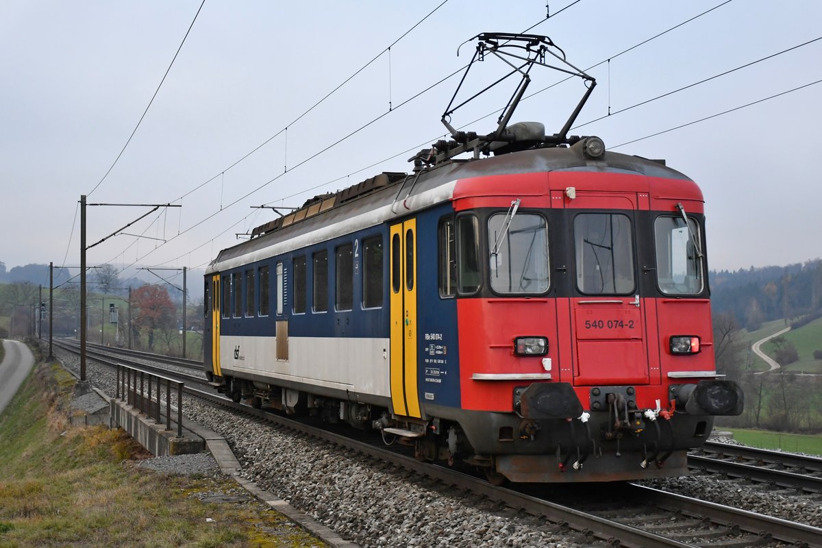 RBe 4/4 540 074-2 des dsf Koblenz ist am Nachmittag des 27.11.2020 unterwegs bei Zeihen AG in Richtung Basel.