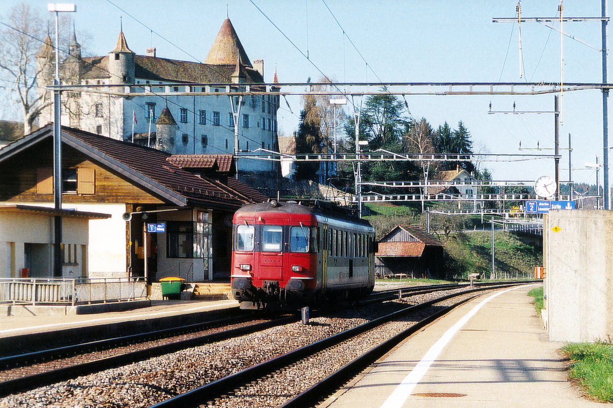 RBe 540 006-4 als Regionalzug Romont - Palézieux mit dem Schloss Oron im August 2005.
Oron Castle ist eine Burg in der Gemeinde Oron im Kanton Waadt.
Es ist ein Schweizer Kulturerbe von nationaler Bedeutung.
Foto: Walter Ruetsch