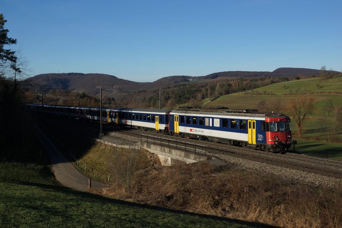 RBe 540 018-9 fährt am 07.12.2013 als Dienstzug von Frick Richtung Brugg, aufgenommen bei Zeihen.
