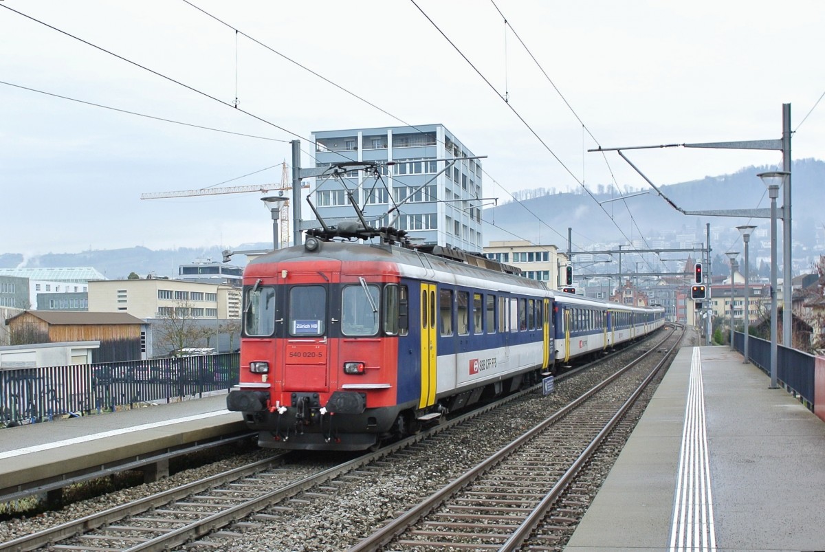 RBe 540 020-5 mit Ersatz IR zwischen Zug Schutzengel und Zug, 08.02.2014.