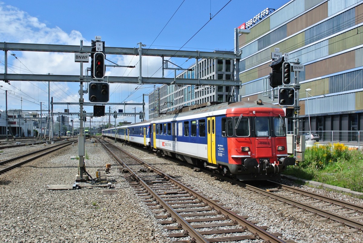 RBe 540 031-2 an der Spitze des Ersatz IR 2025 bei Durchfahrt in Bern Wankdorf. Rechts im Hintergrund ist der neue SBB Hauptsitz, 08.08.2014.