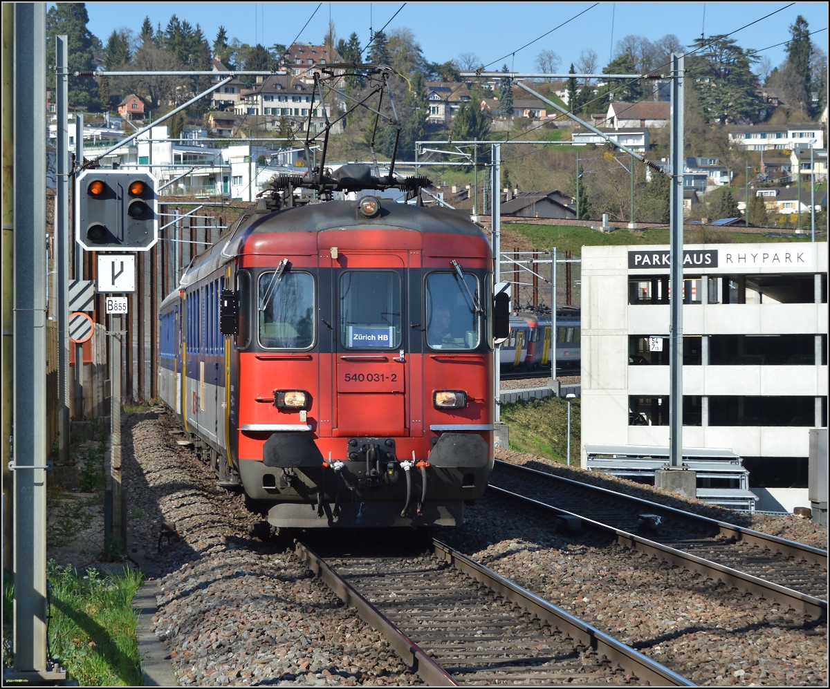 RBe 540 032-2 verlässt Schaffhausen Richtung Zürich. März 2014.